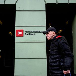 Après plus de trois semaines de fermeture, la Bourse de Moscou a gagné 4,4 % à sa réouverture.