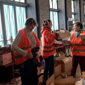 Des volontaires de nombre d'ONG ou d'organismes internationaux se relaient pour distribuer des colis alimentaires aux populations dans le besoin, comme ici à Odessa.