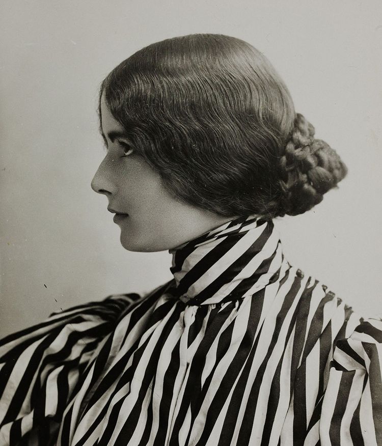 Cléo de Mérode (1875-1966), danseuse française, photographiée par Paul Nadar en 1894.