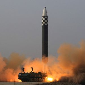 Photo non datée fournie par l'agence de presse nord-coréenne du test d'un nouveau type de missile balistique intercontinental, un Hwasongpho-17, publiée le 24 mars 2022.