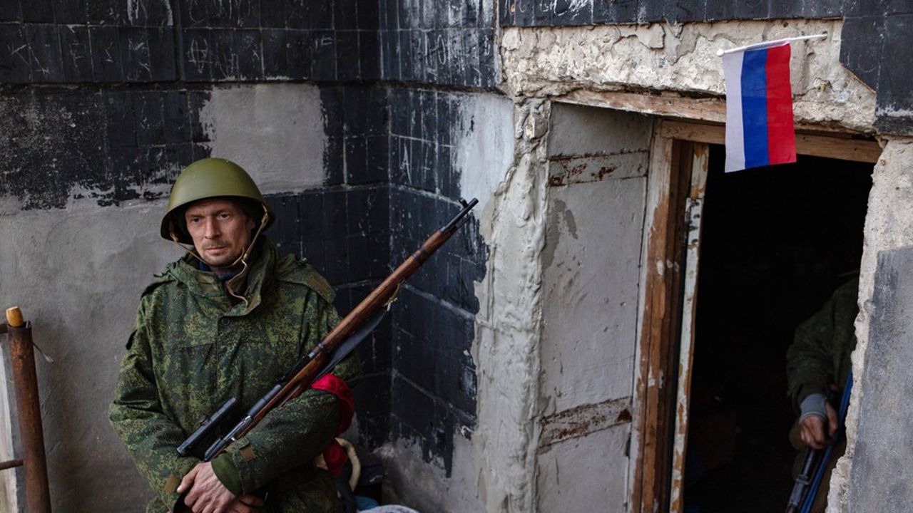 Un réserviste des forces séparatistes de la République populaire de Lougansk monte la garde dans le Donbass.