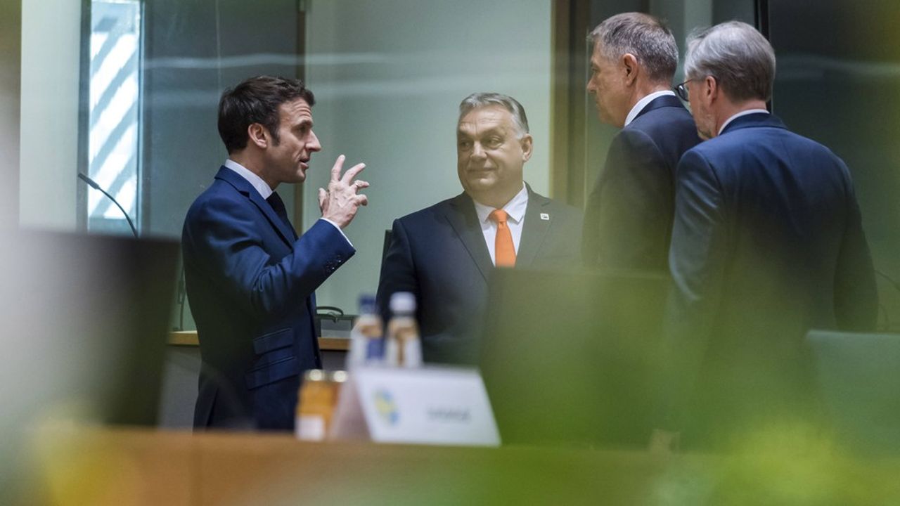 Emmanuel Macron avec le Premier ministre hongrois Viktor Orbán, vendredi à Bruxelles.