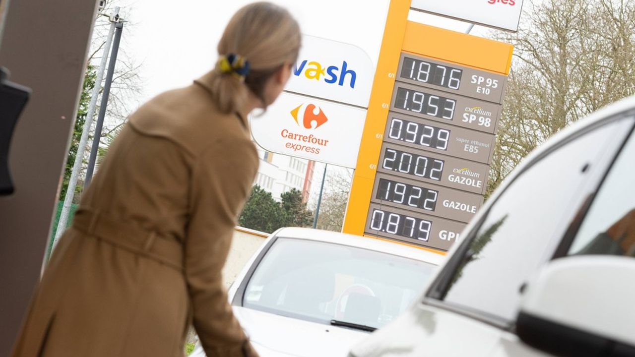 « En arrivant dans une station-service, le consommateur verra affiché le prix du carburant déjà remisé de 15 centimes hors taxe tant sur les totems que sur les prix à la pompe », annonce le gouvernement.