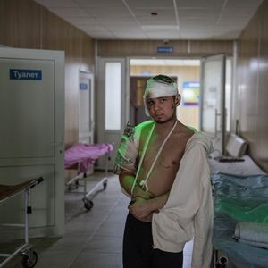 Un homme blessé par un bombardement à l'hôpital de Brovary, le 19 mars.