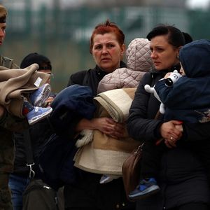 Des réfugiés ukrainiens traversent la frontière polonaise à Medyka, le 26 mars 2022.