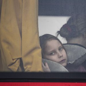 Des enfants ukrainiens arrivant à la frontière roumaine.