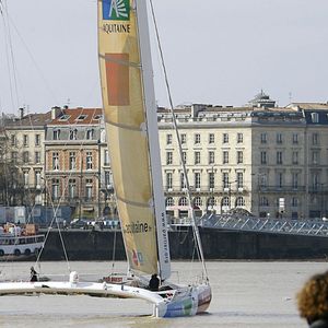 L'Hydraplaneur conçu par le navigateur Yves Parlier navigue sur la Garonne (Photo by PATRICK BERNARD / AFP)