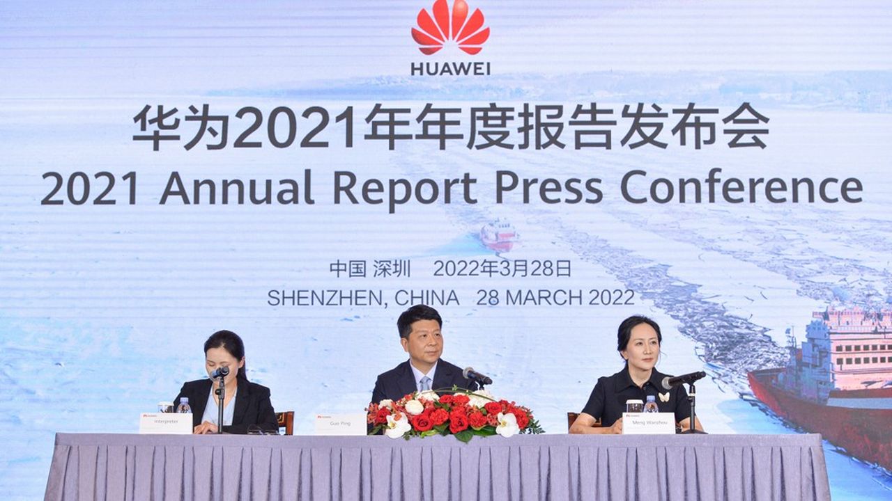 Le PDG tournant Guo Ping (au centre), Meng Wanzhou (à droite), la directrice financière de Huawei, ont présenté lundi les résultats annuels du groupe.