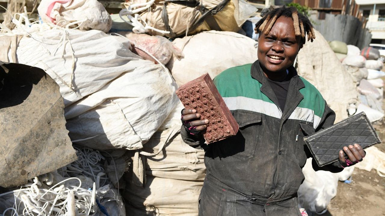 Nzambi Matee, 30 ans a fondé Gjenge Makers, une entreprise qui produit des briques à partir de plastiques domestiques et industriels.