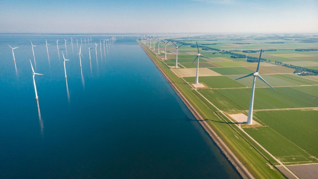 Champ d'éoliennes au Noordoostpolder Flevoland, aux Pays-Bas.
