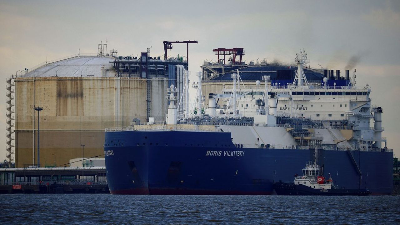 Un tanker russe transportant du gaz naturel liquéfié au terminal de Montoir-de -Bretagne près de Saint Nazaire.