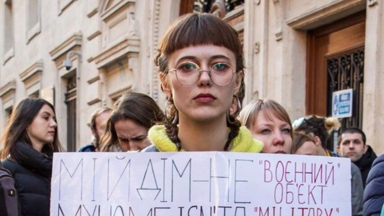 Veronika, 21 ans, partie d'Ukraine après les premiers bombardements pour se réfugier à Paris.