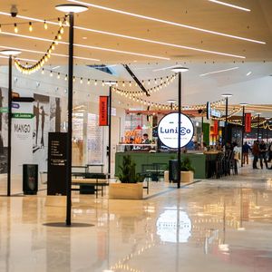 En accueillant des enseignes très populaires comme Bershka ou le nouveau concept store de Levis, le centre commercial des 3 Fontaines à Cergy veut séduire de nouveaux clients.