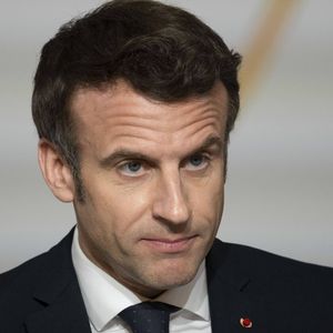 Emmanuel Macron achève son mandat avec une cote de confiance de 38 %, au-dessus de celle de la moyenne de son quinquennat marqué par de multiples crises.