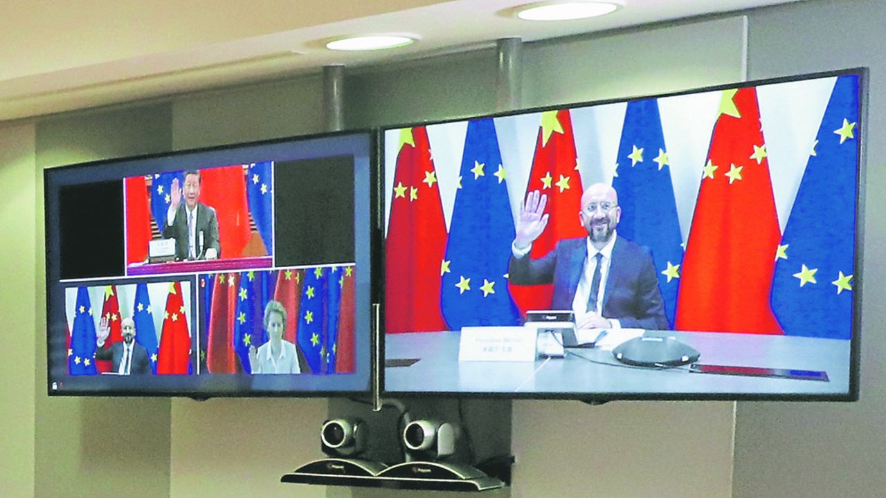 Le président du Conseil, Charles Michel, et la présidente de la Commission, Ursula von der Leyen, saluent le président Chinois lors d'un précédent sommet virtuel UE-Chine, en juin 2020.