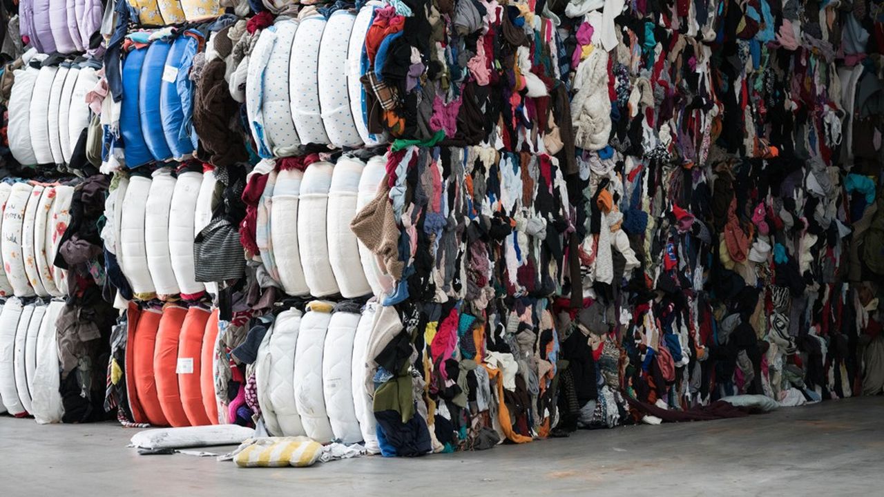 Actuellement 1 % seulement des déchets textiles issus de vêtements usagés sont recyclés en nouveaux vêtements.