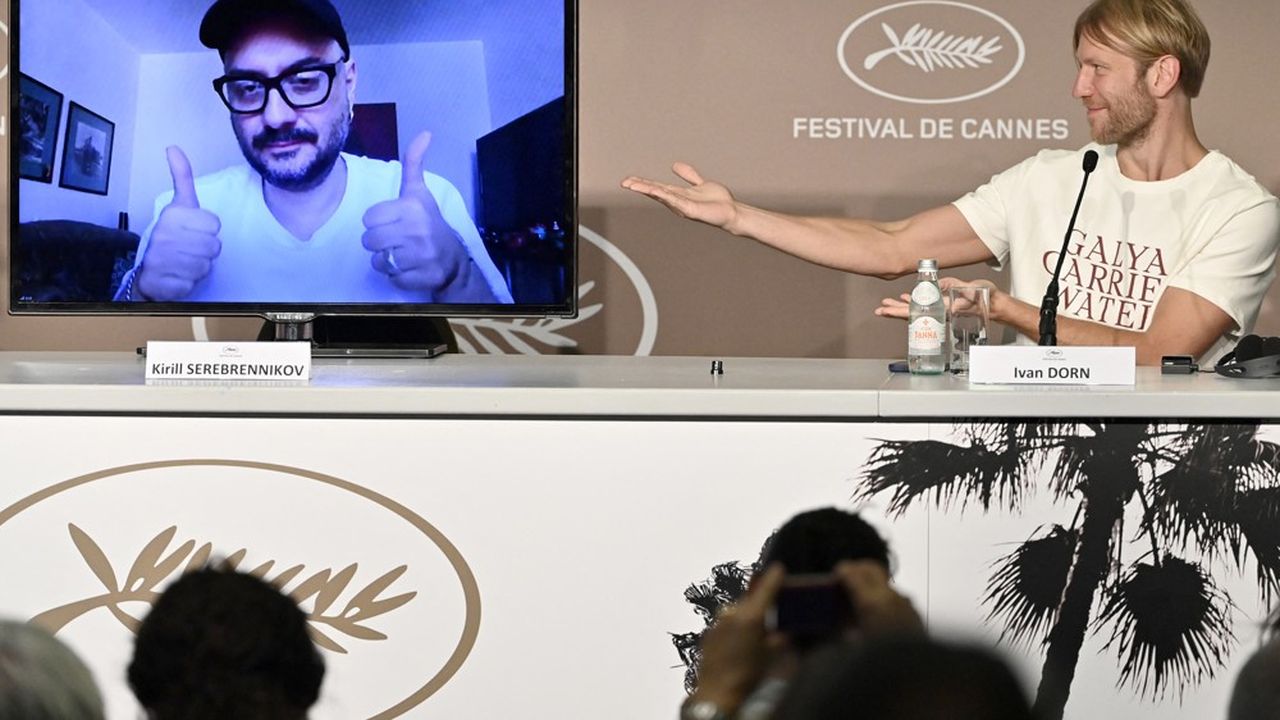 Kirill Serebrennikov assiste par écran interposé à la conférence de presse de son film 'La Fièvre de Petrov' avec l'acteur russe Ivan Dorn à Cannes en juillet 2021.