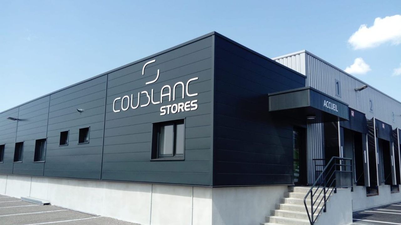 Coublanc Stores emploie 100 salariés et réalise 25 millions de chiffre d'affaires.