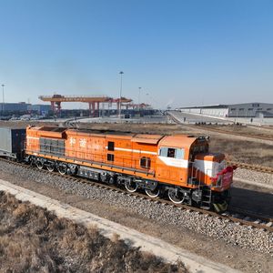 Un train de fret chinois quitte la zone logistique de Hohhot dans le Nord de la Chine direction.