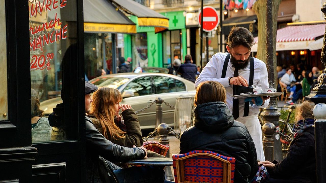 Avec 116.000 intentions d'embauches, le métier de serveur en café ou restaurant est le deuxième le plus demandé en 2022.