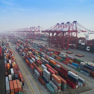 Le port de Shanghai avec ses longues travées de conteneurs
