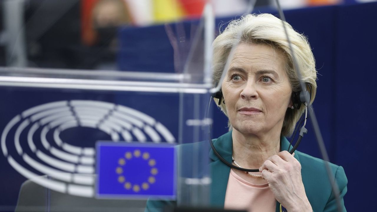 C'est devant le Parlement européen qui s'impatientait que la présidente de la Commission européenne, Ursula von der Leyen, a annoncé le lancement de la nouvelle procédure contre la Hongrie.