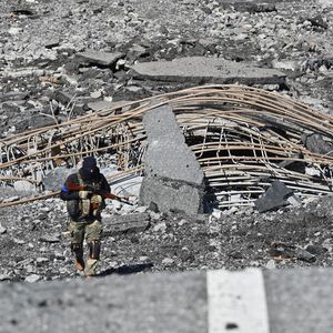 Un soldat ukrainien traverse un pont détruit près de la ville de Borodianka, au nord-ouest de Kiev.