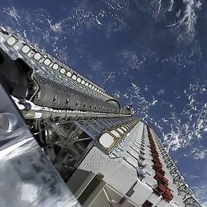 Plus de 2.000 minisatellites de Starlink ont déjà été envoyés à quelques centaines de kilomètres de la Terre par les fusées de SpaceX