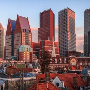 Les tours des ministères à La Haye. La longue tradition d'embaucher des externes a conduit à des liens étroits entre les politiciens et les sociétés de conseil.
