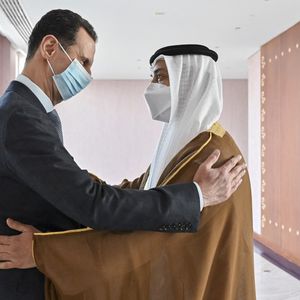 Cette photo du ministère émirati des Affaires étrangères montre Bachar Al Assad, chaleureusement reçu par le cheikh Mansour, vice-premier ministre des Emirats, le 18 mars.
