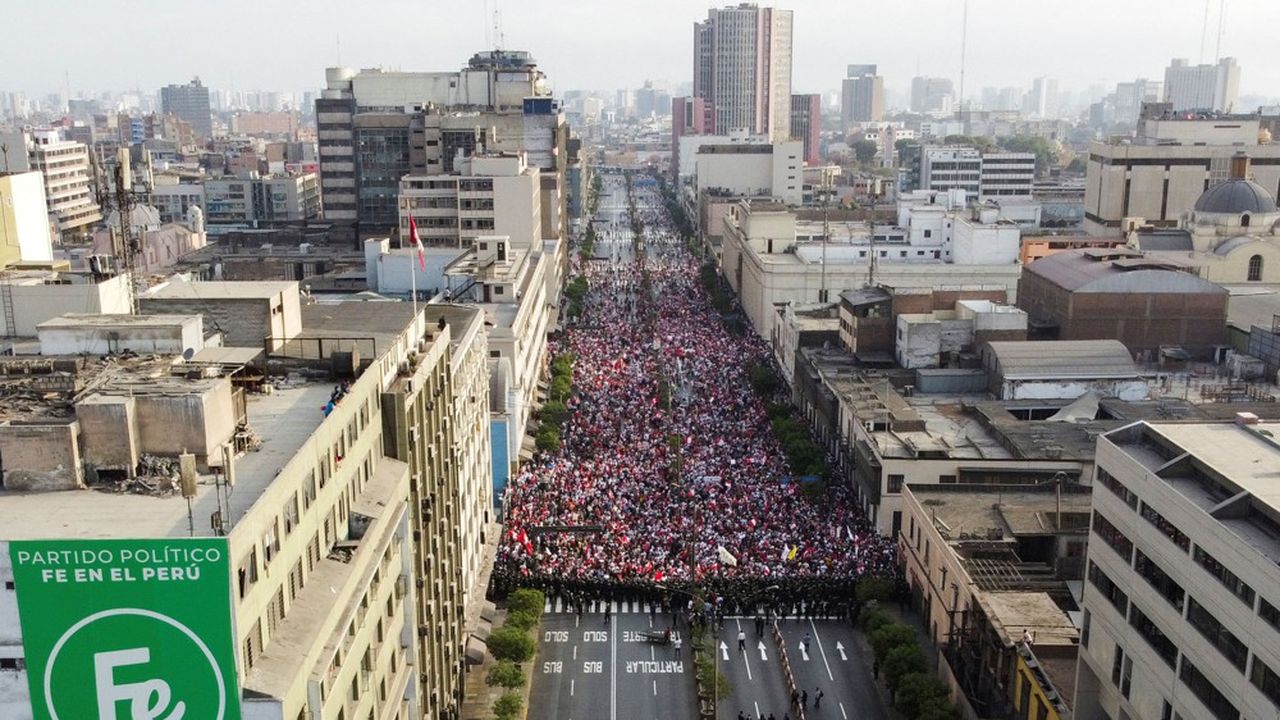 Des manifestants dans les rues de Lima, mardi.