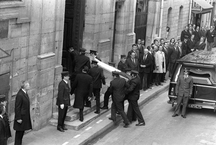 Le 4 avril 1974, des agents des pompes funèbres transportent le cercueil de Georges Pompidou en l'église Saint-Louis en l'Ile à Paris. Selon les voeux du président, seuls assistaient aux obsèques les membres du gouvernement en exercice, les collaborateurs immédiats du palais de l'Elysée et ses amis proches. L'inhumation aura lieu dans l'après-midi au petit cimetière d'Orvilliers, à une soixantaine de kilomètres de Paris.