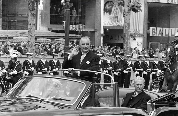 Georges Pompidou, le 20 juin 1969, paradant sur les Champs Elysées, après la cérémonie d'investiture. A ses côtés : Maurice Couve De Murville, qui fut le dernier Premier ministre de De Gaulle.