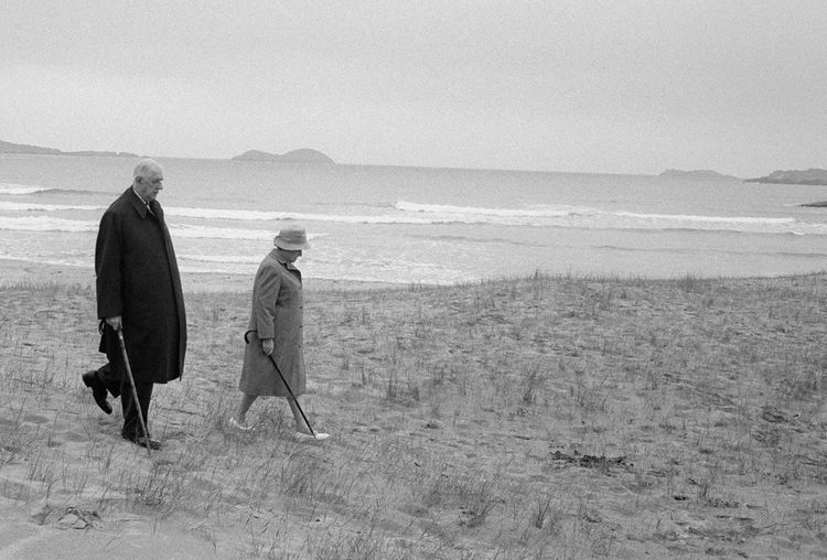 Après sa démission, Charles de Gaulle décide de prendre ses distances avec la France et se retire pendant la campagne électorale en Irlande, d'où viennent une partie de ses ancêtres (ici avec son épouse sur la plage de Derryname house).