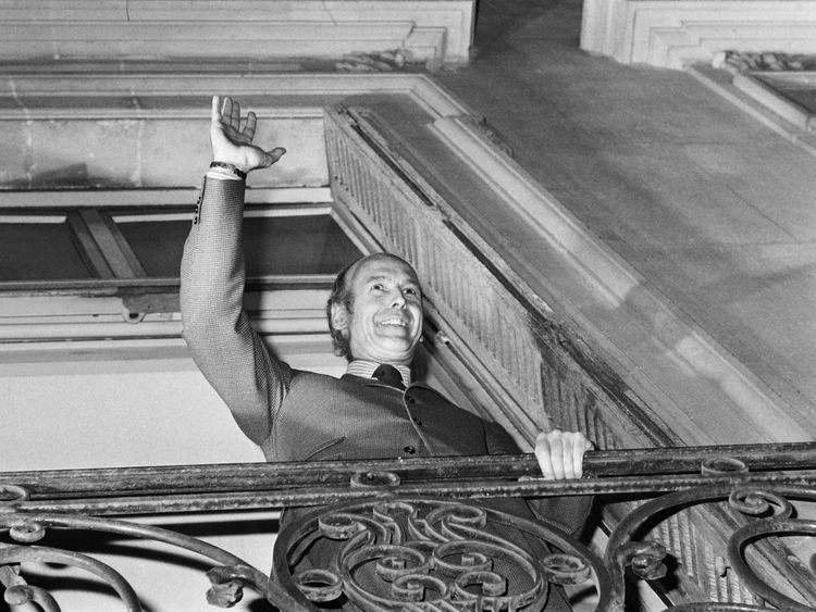 Valéry Giscard d'Estaing, le soir de sa victoire, à la fenêtre de son QG de campagne.