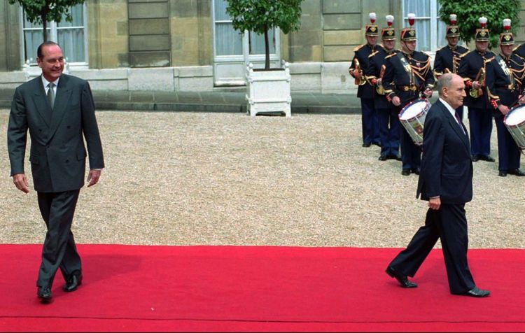 François Mitterrand, qui souffre d'un cancer décédera huit mois après son départ de l'Elysée, le 8 janvier 1996, à l'âge de 79 ans. Il reste le seul président à avoir exercé deux septennats complets (ci-dessus lors de la passation de pouvoirs).