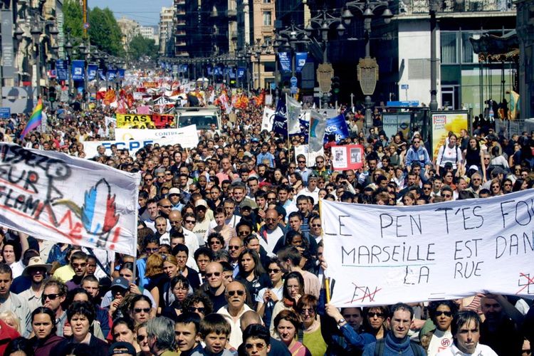 Le 27 avril 2002, lors d'une manifestation anti-FN à Marseille qui rassemble environ 15.000 personnes.