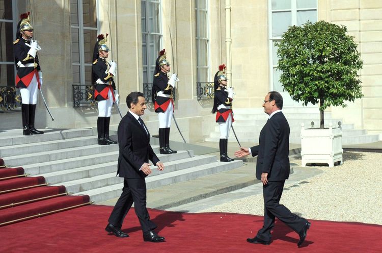 Nicolas Sarkozy et François Hollande, lors de la passation de pouvoirs.