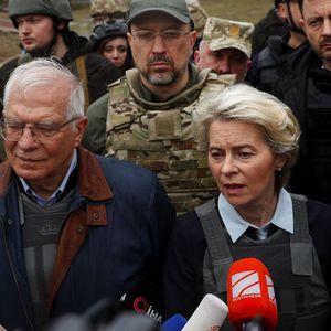 La présidente de la Commission européenne Ursula von der Leyen et le chef de diplomatie européenne Josep Borrell se sont rendus vendredi en Ukraine pour témoigner leur solidarité.
