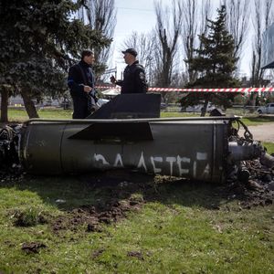 Les policiers ukrainiens examinent les restes d'un missile lourd Tochka, avec l'inscription « pour les enfants », à Kramatorsk, vendredi.