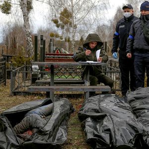 A Boutcha, en Ukraine, les enquêteurs de la police devant les corps des victimes.