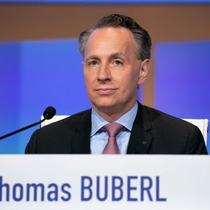La rémunération maximale de Thomas Buberl pourrait atteindre 6,9 millions d'euros, soit une hausse de près de 20 % par rapport à ce qu'il pouvait espérer toucher jusqu'à présent.