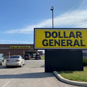 Avec ses magasins disséminés sur les routes de campagne et dans les banlieues peu aisées, Dollar General est devenu un emblème du paysage américain.