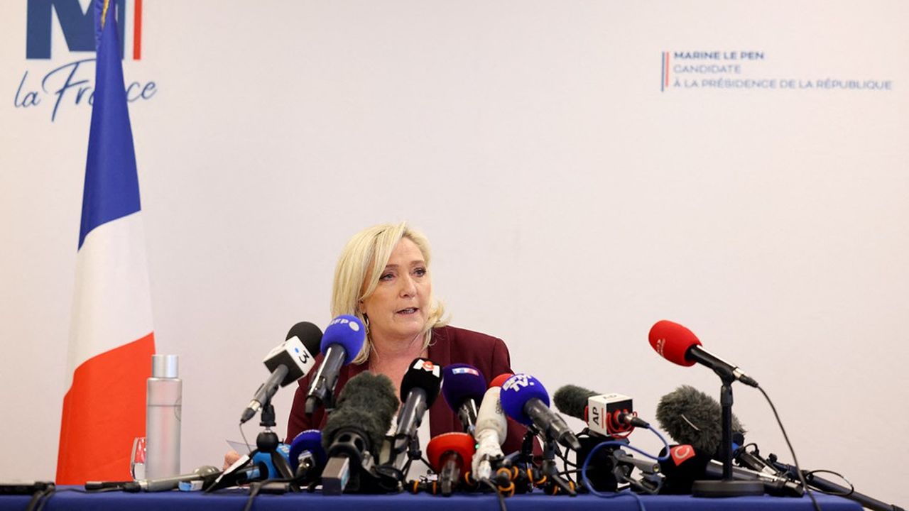 Marine Le Pen veut réviser la Constitution pour y faire entrer le principe de « priorité nationale » et la primauté du droit national sur le droit international, instaurer le référendum d'initiative citoyenne et « rendre plus facile l'organisation de référendums sur tous les sujets ».
