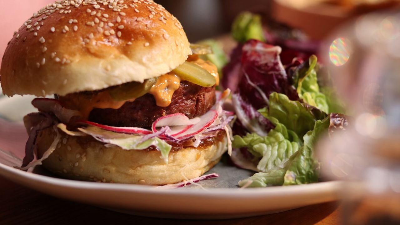 Burger végétarien de HappyVore, dont le « faux steak » représenterait 11 fois moins d'émissions de CO2 et jusqu'à 10 fois moins d'eau que la viande animale, selon la start-up.