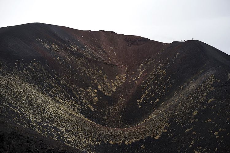 L'Etna, culminant à 3357 m, est le volcan le plus haut et le plus actif d'Europe.