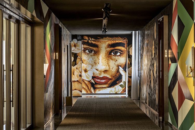 Em um corredor, uma obra da artista brasileira Ananda Nahu.