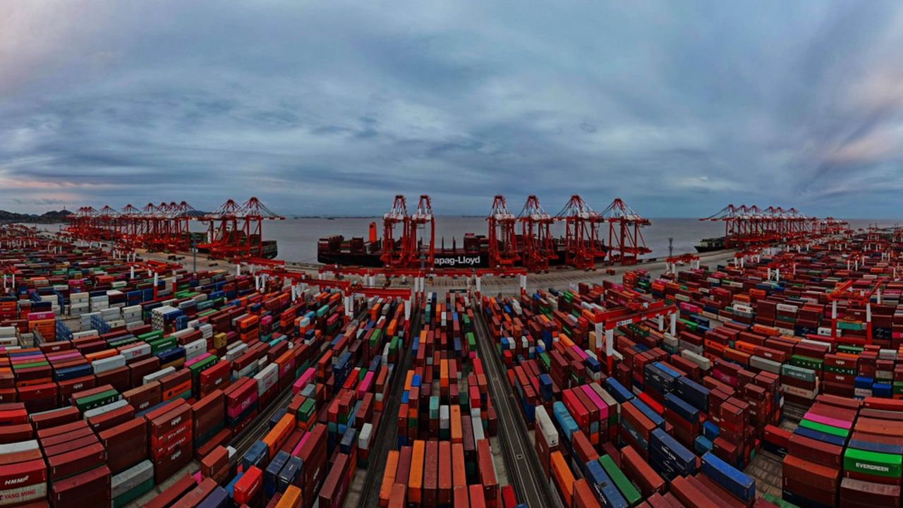 Le trafic de marchandises par conteneurs au départ des ports chinois, qui avait progressé de 9,5 % entre janvier et septembre 2021, va souffrir du confinement actuel dans plusieurs provinces, qui ralentit les fabrications des usines exportatrices.