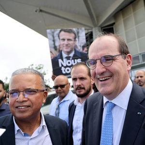 Jean Castex à son arrivée à l'aéroport Roland-Garros de La Réunion, le 14 avril.