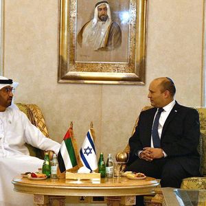 Le Premier ministre israélien, Naftali Bennett, et le ministre émirati de l'Industrie et des Technologies avancées, le Dr Sultan bin Ahmed Al Jaber, à Abu Dhabi, en décembre dernier.
